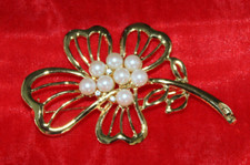 Brosche Kleeblatt mit 8 Perlen