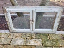 altes Holzfenster mit Rahmen