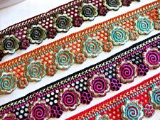 Bestickte Borte mit Bogenkante