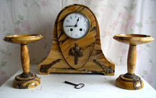 Frankreich Art Deco Kaminuhr Marmor Bronze mit Beisteller Rosen Pendeluhr