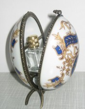 Ei Dose mit Parfümflakon