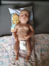 Schlafende Rebornbabypuppe Junge 44 cm mit Schlafsack, Kissen und Bettdecke 