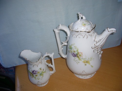 Alte kaffeekanne und - alte,