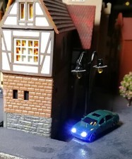 5 PKW mit weissem Frontlicht-