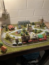 Spur N Eisenbahnplatte komplett mit Trafo,Lok u. Waggons