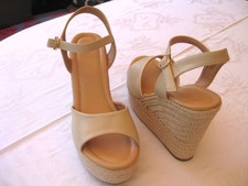 Hohe Keil-Sandalen mit Plateau