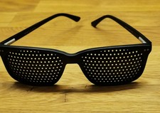 Rasterbrille Loch-Brille Augentraining Entspannung Raster-Gitter-Brille Schwarz