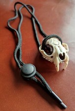 ANHÄNGER FANTASIESCHÄDEL ODER OPOSSUM KNOCHEN GESCHNITZT MIT KORDEL SCHWARZ 