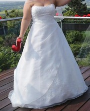 Wunderschönes Brautkleid von Ladybird mit Schleppe Gr. 46 sucht eine neue Braut.