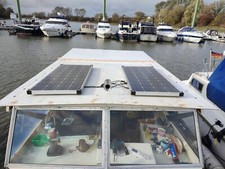 Kajütboot Halbgleiter