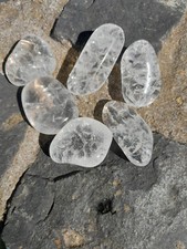 Bergkristall  Crash Ice Trommelsteine mit internen Spannungsrisse aus Brasilien