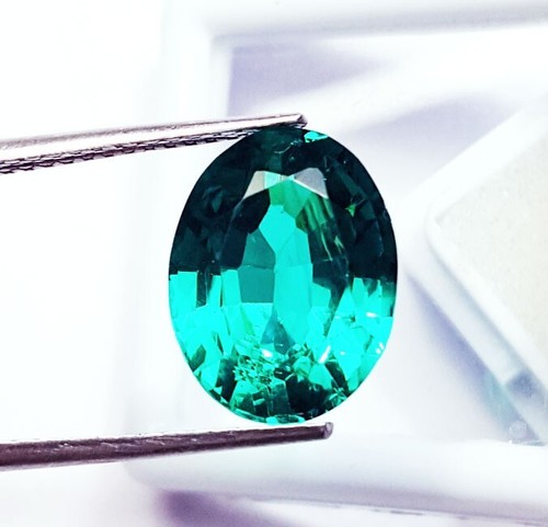 Grünlich blau grandidierite - grünlich,