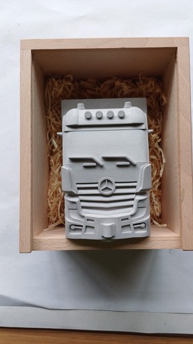 Mercedes actros betonskulptur - mercedes,