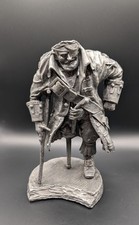 Die Metallfigur „Pirat“ ist schwer und groß.