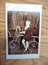 Stolzer Knabe mit seinem