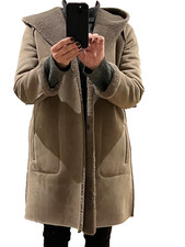 Grauer Kapuzenmantel