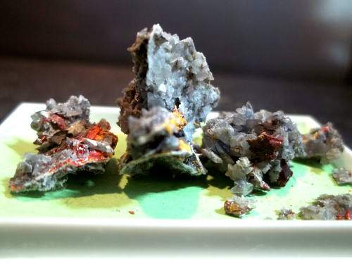 Mineralien realgar auf grauem - realgar,