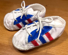 Weiße baby schühchen - schühchen,