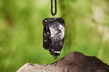 Edelschungit Anhänger mit Baumwollschnur / echter Edel-Schungit / Karelien / NEU