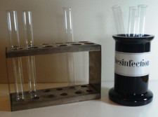 Konvolut  Reagenzglas Halter poison Apotheke Gefäß Porzellan Schwarzglas Drogen