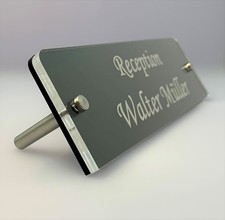 Tisch Aufsteller mit Gravur