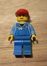 Lego Frau mit Latzhose und roter Schildmütze 