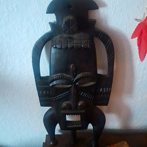 Schwarze geschnitzte holz - schwarze,