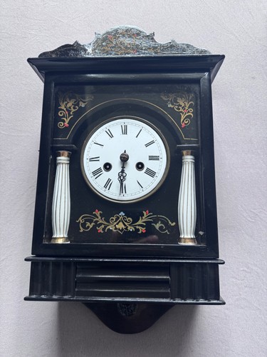 Schwarze antike wanduhr - antike, /