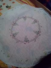 Herrliche Tischdecke rund Hand Stickerei  aus Oma,s Schrank  dm. ca. 1,50 m