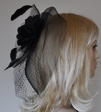 Fascinator SCHWARZ Haarclip Hochzeit Haarschmuck Blume Federn Netz Schleier NEU