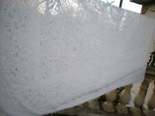 eine Vintage Tischdecke mit