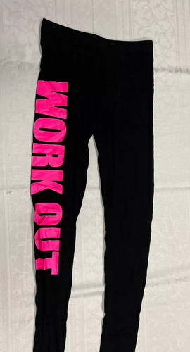 Schwarze leggings mit - schwarze, aufdruck