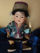 Antike Puppe Orientale Asiate orientalische Puppe Kleidung Seide Blumenstickerei