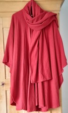 Tolles rotes Cape Umhang aus