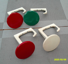 4 Garderobenhaken. 2 x rot 1 x