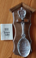 Jahreslöffel 1988 Frieling Zinn Löffel mit massiv Eiche Holzbrett