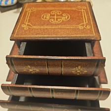 Holzschatulle, die oft als Buchbox oder Buchschatulle-Bibel