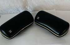 2 Stück Original CHANEL Brillenetui Hartschale Schwarz/Gold