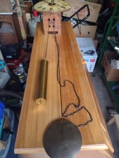 Antike Wanduhr mit Pendel und