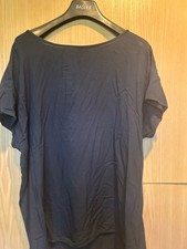 zwei Opus Blusenshirts, 1 x oliv, 1 x blau, vorne Blusenstoff, hinten Shirtstoff