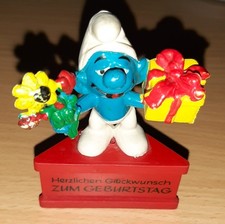 20040 Geschenk Schlumpf auf Sockel - Herzlichen Glückwunsch zum Geburtstag