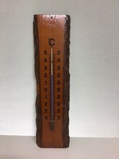Alter Thermometer auf Holzschwarte mit Rinde Thermometer Sammler