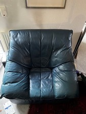 Bequemer Echtleder-Sessel mit passendem Hocker in Petrol / Dunkelblau