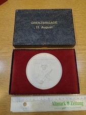 DDR NVA Grenzbrigade 13. August, Große Porzellan Medaille Schutzwall Berlin 