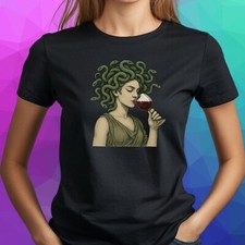 T-Shirt Medusa trinkt Wein –