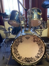 Komplette Schlagzeug-Hardware im Roadcase mit Beckensatz Paiste alpha und mehr