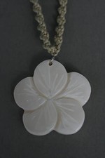 Muschel Anhänger Blume mit Hanf Kette