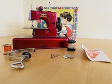Casige Nähmaschine; 50er Jahre; rot mit Karton und Zubehör