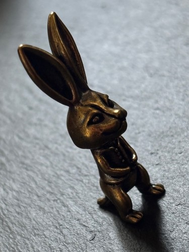 Messingfigur hase mit weste - weste, |