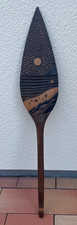 Geschnitztes Holzpaddel